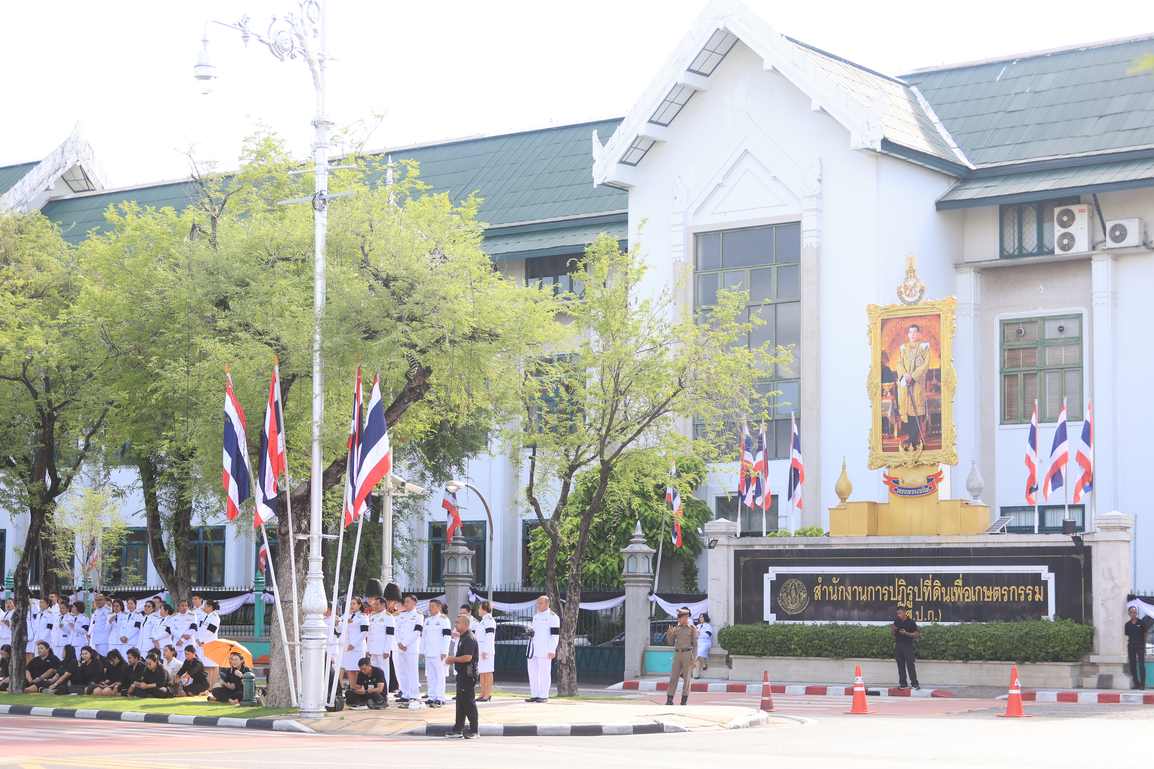 title - ส.ป.ก. ร่วมเข้าเฝ้าฯ และน้อมส่งเสด็จในการเคลื่อนขบวนอัญเชิญพระศพ สมเด็จพระเจ้าลูกเธอเจ้าฟ้าพัชรกิติยาภา นเรนทิราเทพยวดี กรมหลวงราชสาริณีสิริพัชร มหาวัชรราชธิดา สู่พระบรมมหาราชวัง